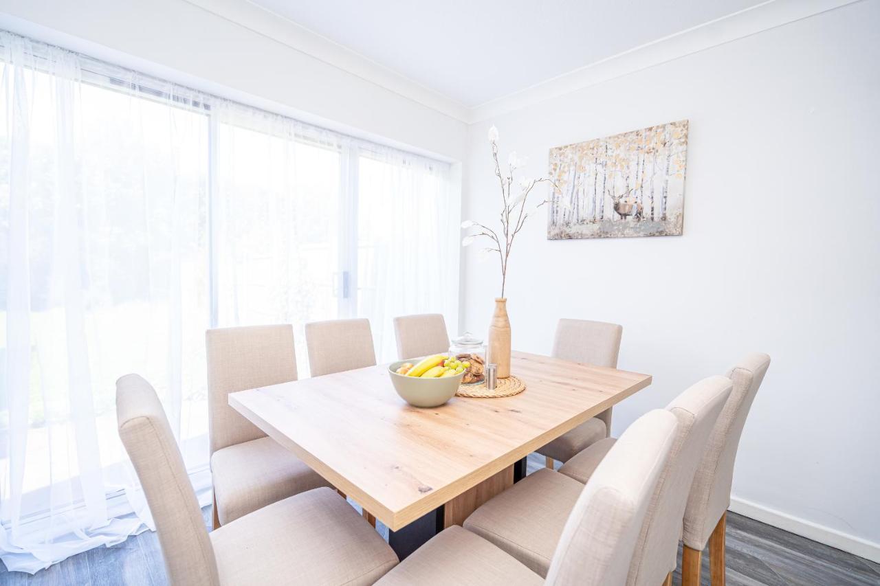 Spacious 5 Bedroom House - Sleeps 7 - 3-Car Driveway - Work - Leisure 울버햄프턴 외부 사진