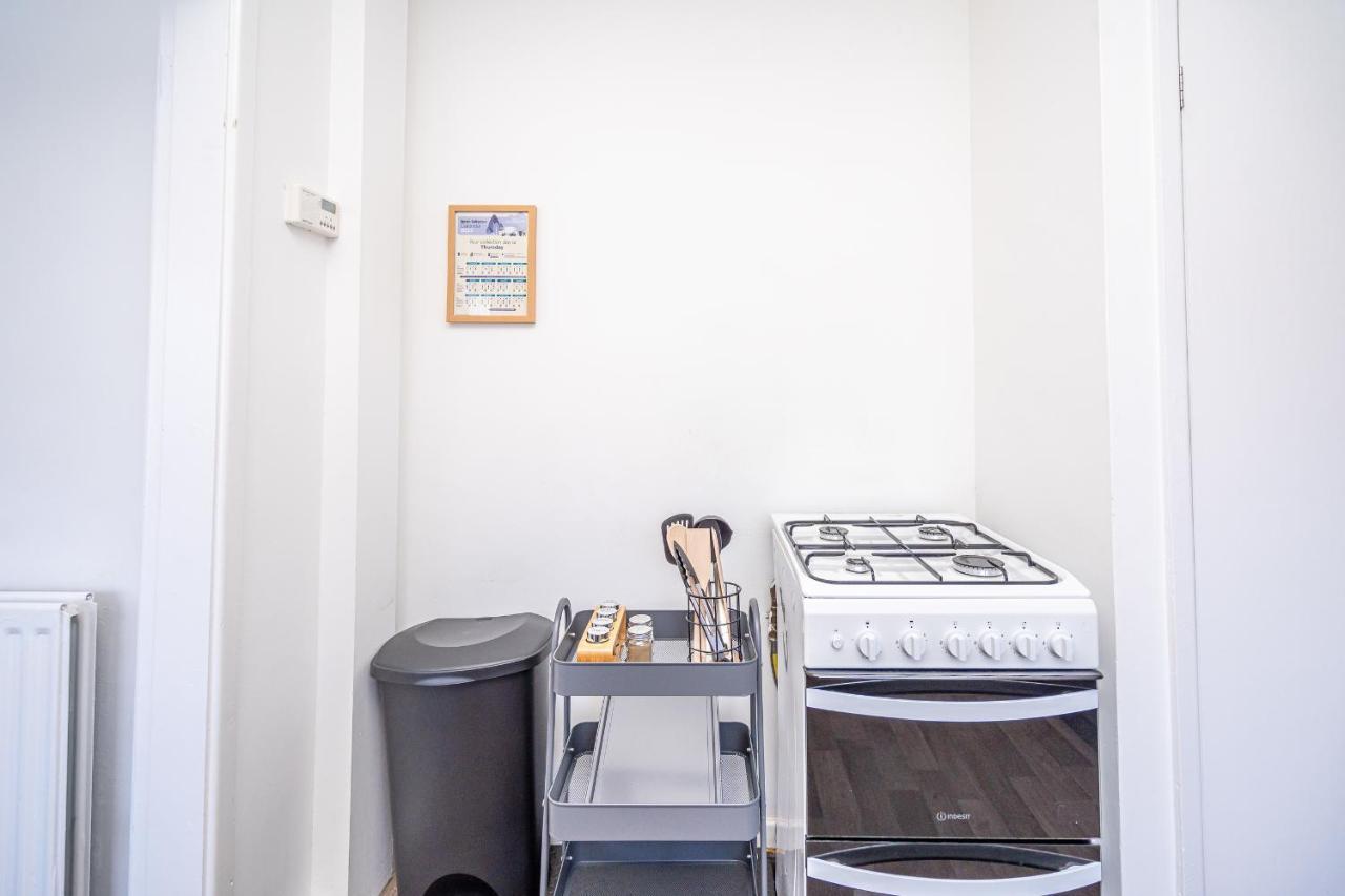 Spacious 5 Bedroom House - Sleeps 7 - 3-Car Driveway - Work - Leisure 울버햄프턴 외부 사진